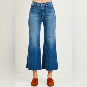MOTHER THE SWOONER ROLLER CROP FRAY JEANS IN COME SUNDOWN